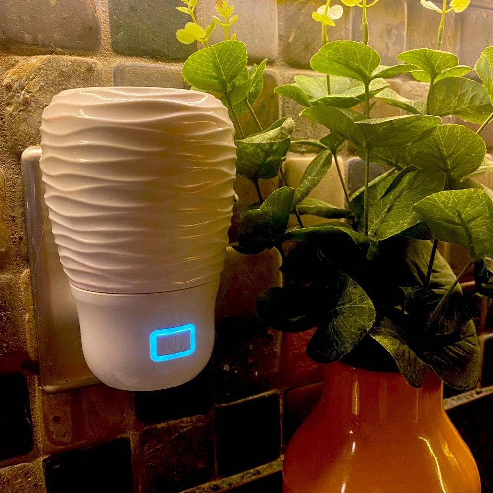 Scentsy Wall Fan Diffuser- infrequently used, like new! Two pods included.